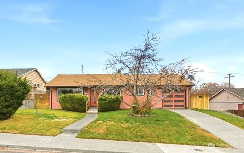 Photo of 614 W Loop Drive, Moses Lake, WA 98837 (MLS # 2456118)