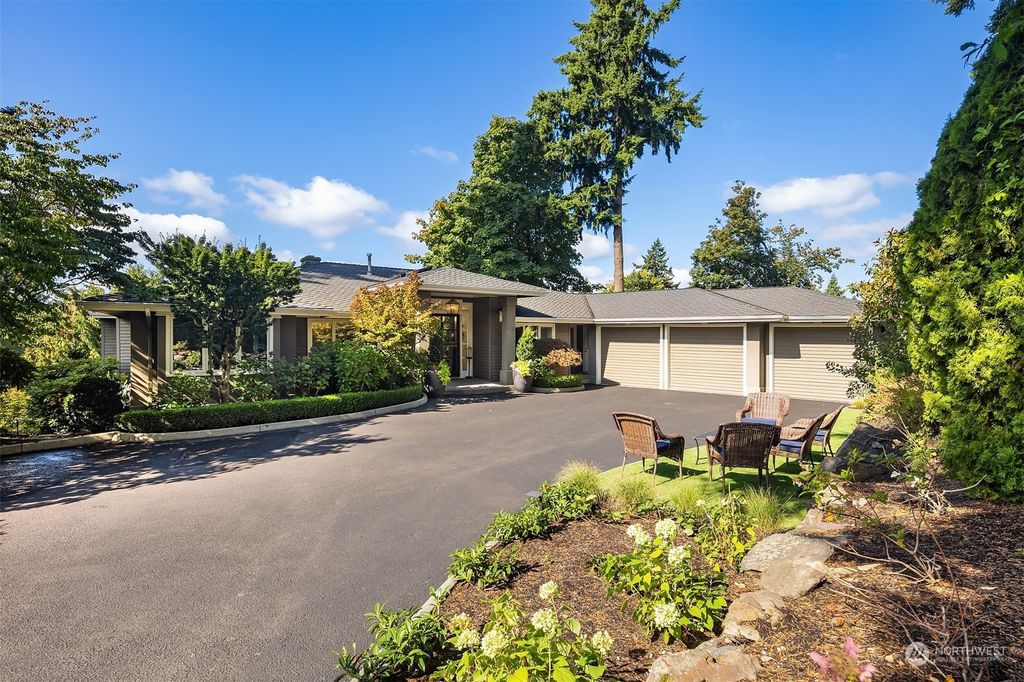 Photo of 8454 SE 44th Street, Mercer Island, WA 98040 (MLS # 2195825)