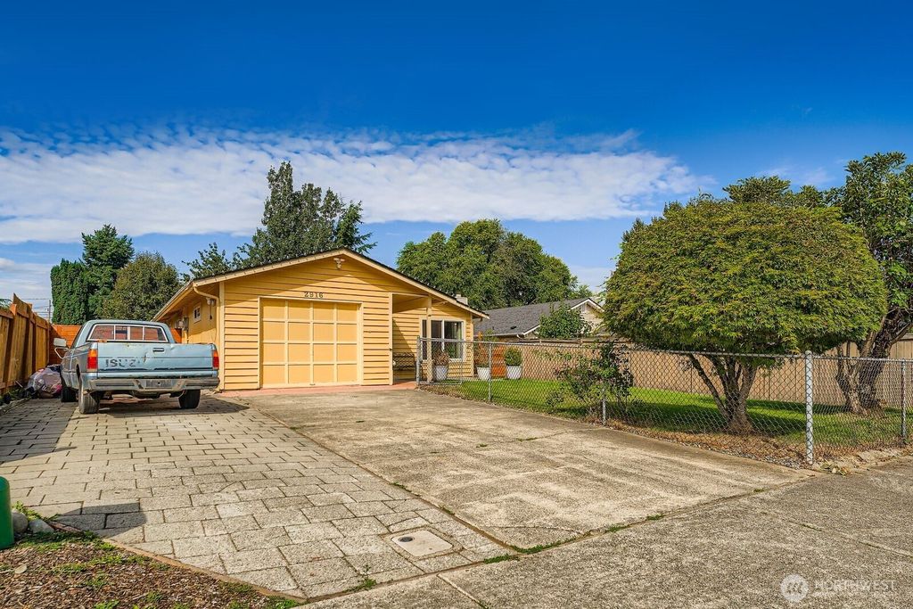 Photo of 2916 58th Avenue NE, Federal Way, WA 98422 (MLS # 2432068)
