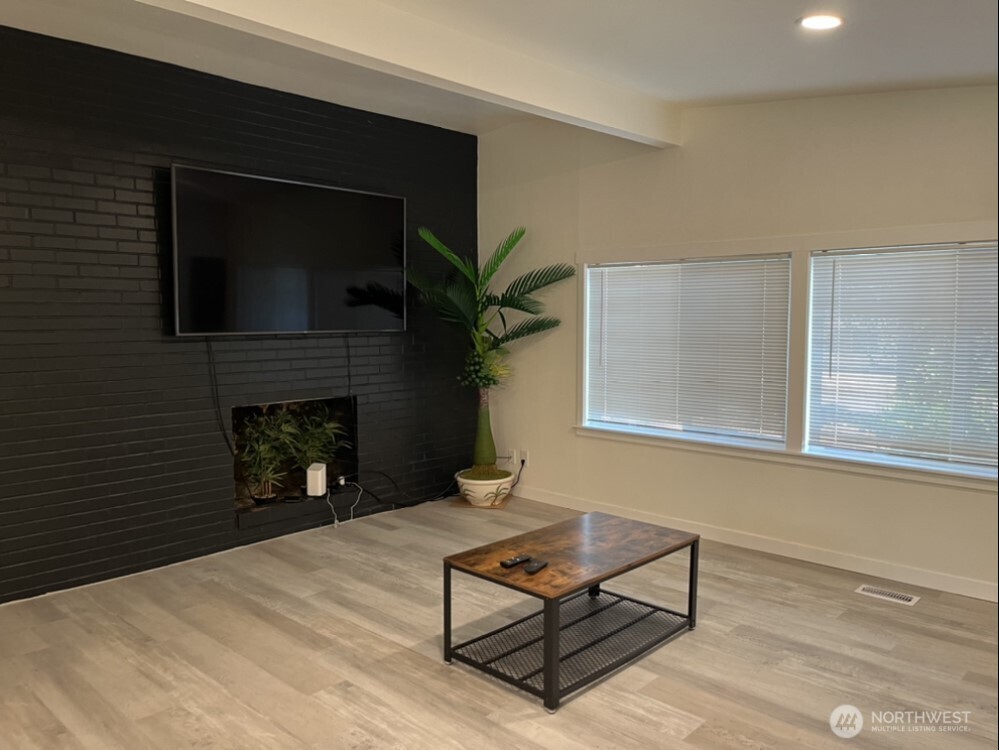 Bellevue, Washington 98006, United States, 4 Bedrooms Bedrooms, ,2 BathroomsBathrooms,Residential,Active,114245