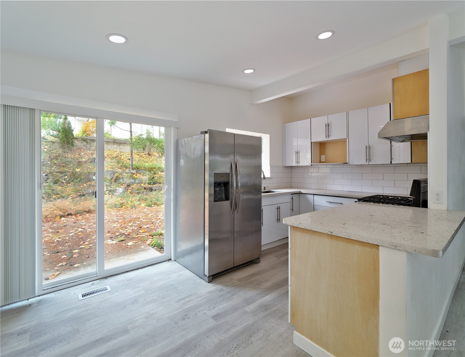 Bellevue, Washington 98006, United States, 4 Bedrooms Bedrooms, ,2 BathroomsBathrooms,Residential,Active,114245