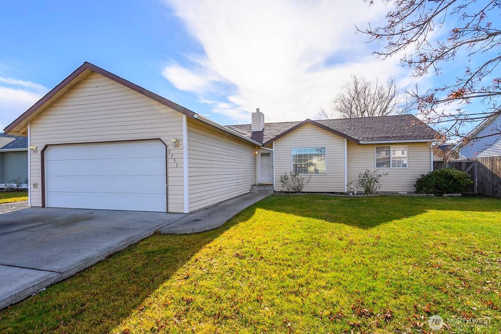 Photo of 1351 E Yost Circle, Moses Lake, WA 98837 (MLS # 2467012)