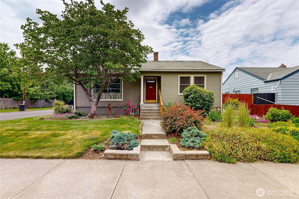 Photo of 558 Juniper Street, Walla Walla, WA 99362 (MLS # 2529125)