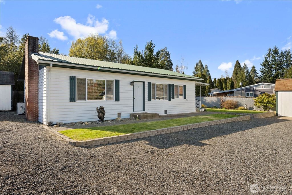 Photo of 915 128th Street SW, Everett, WA 98204 (MLS # 2506716)