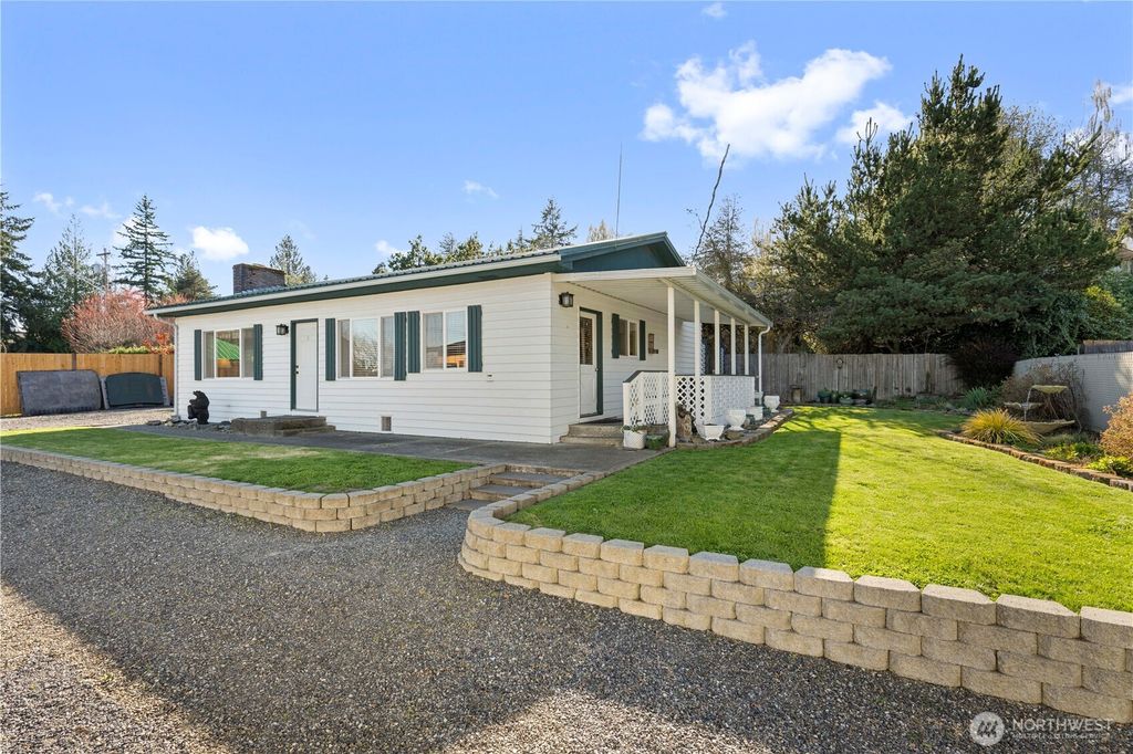 Photo of 915 128th Street SW, Everett, WA 98204 (MLS # 2506716)