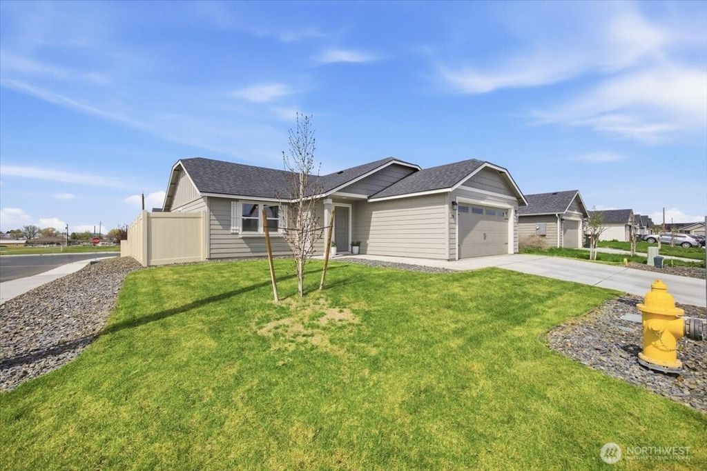 Photo of 700 Regina Place, Grandview, WA 98930 (MLS # 2513166)