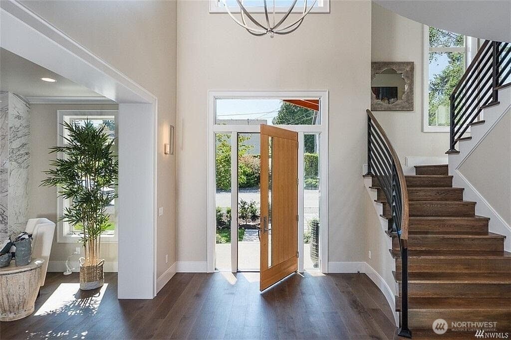 Photo of 10207 NE 21st Place, Bellevue, WA 98004 (MLS # 2553513)