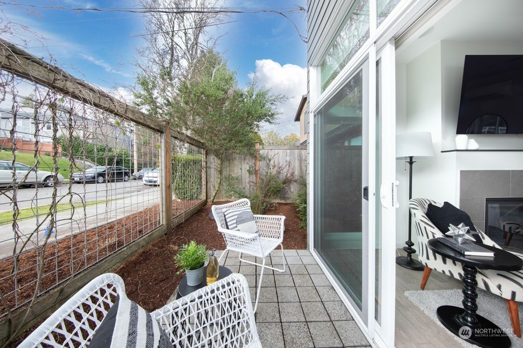 Photo of 124 27th Avenue E, Seattle, WA 98112 (MLS # 2049566)