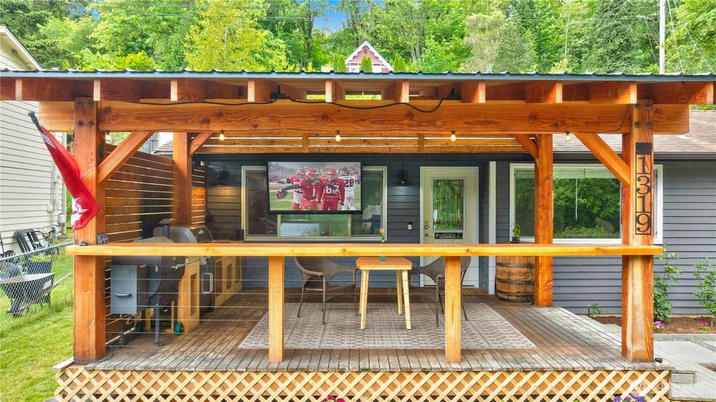 Photo of 1319 Maple Avenue, Snohomish, WA 98290 (MLS # 2538553)