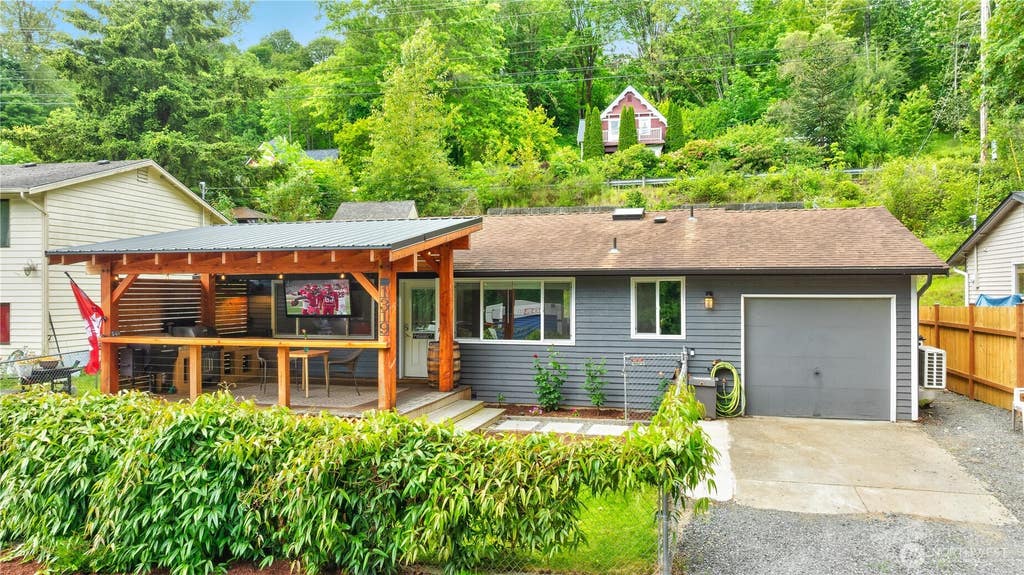 Photo of 1319 Maple Avenue, Snohomish, WA 98290 (MLS # 2538553)