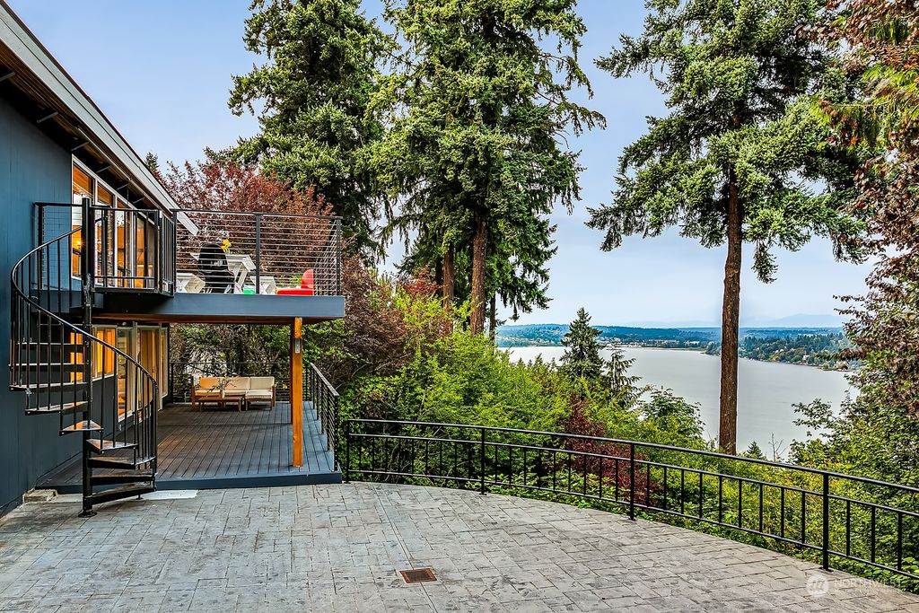 Photo of 13512 40th Avenue NE, Seattle, WA 98125 (MLS # 2156826)