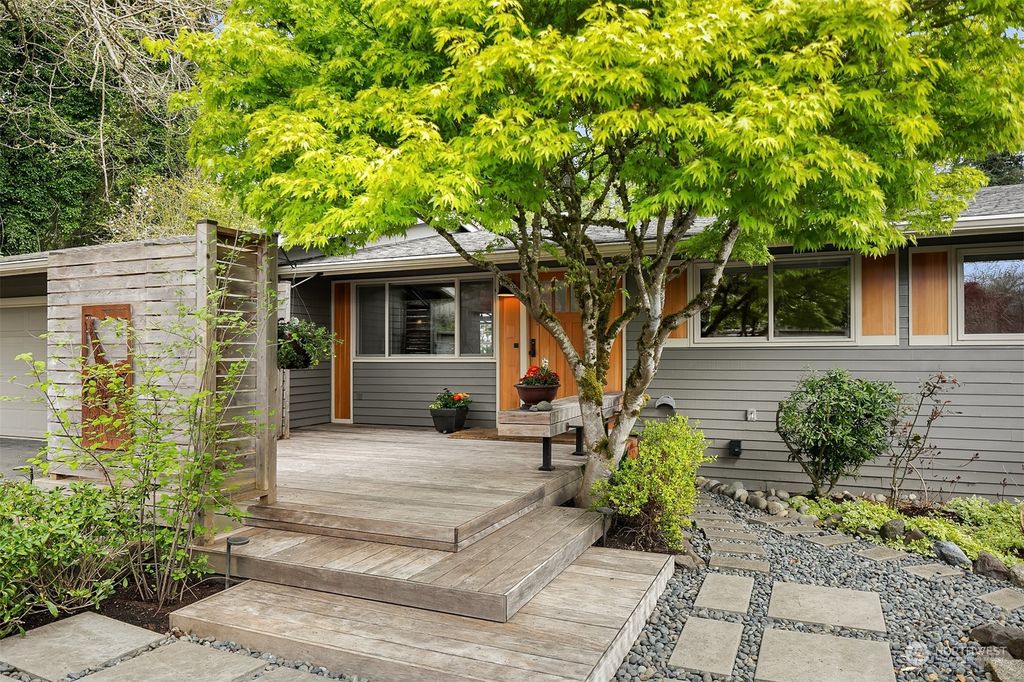 Photo of 1204 S 256th Place, Des Moines, WA 98198 (MLS # 2222670)