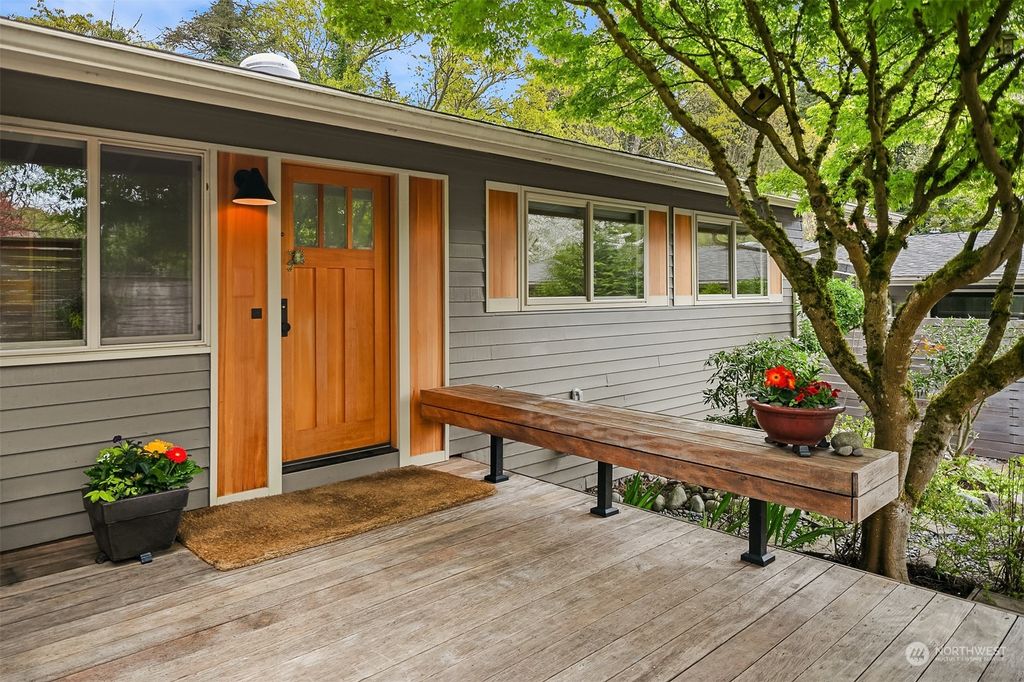 Photo of 1204 S 256th Place, Des Moines, WA 98198 (MLS # 2222670)