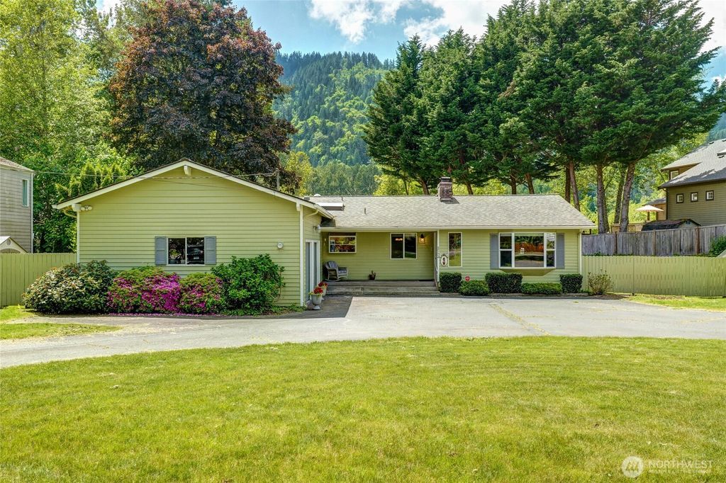 Photo of 975 Front Street S, Issaquah, WA 98027 (MLS # 2526228)