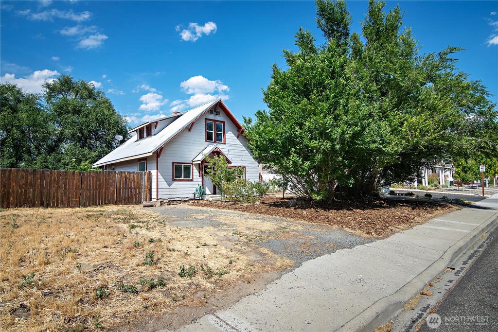 Photo of 307 W 14th Avenue, Ellensburg, WA 98926 (MLS # 2563252)