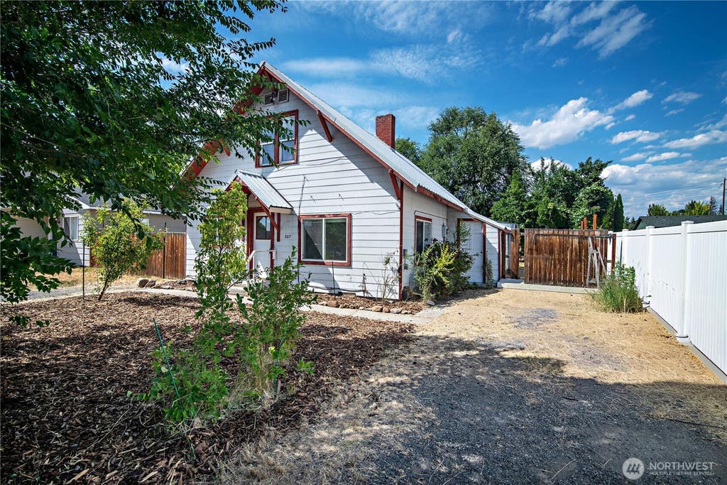 Photo of 307 W 14th Avenue, Ellensburg, WA 98926 (MLS # 2563252)