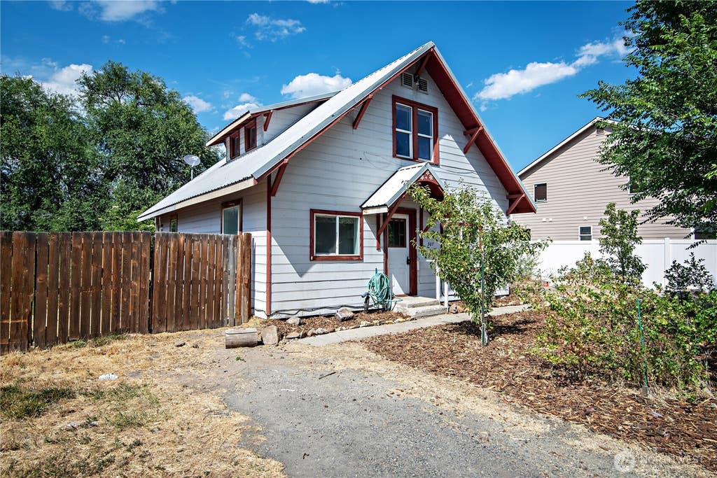 Photo of 307 W 14th Avenue, Ellensburg, WA 98926 (MLS # 2563252)