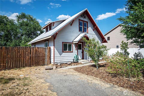 Photo of 307 W 14th Avenue, Ellensburg, WA 98926 (MLS # 2563252)