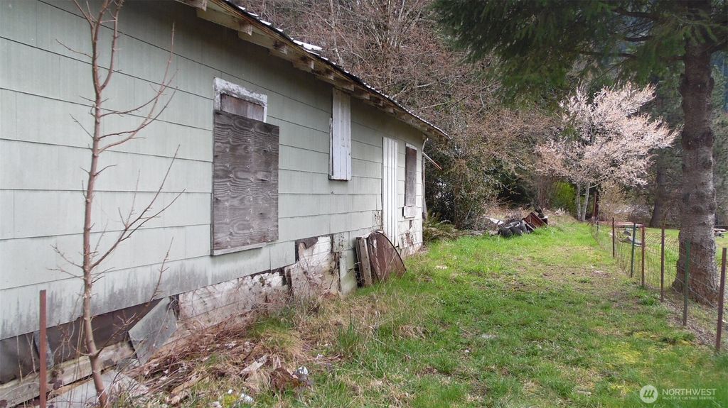 Photo of 611 Adams Avenue, Morton, WA 98356 (MLS # 2502707)