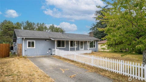 Photo of 17640 SE 121st Place, Renton, WA 98059 (MLS # 2577129)