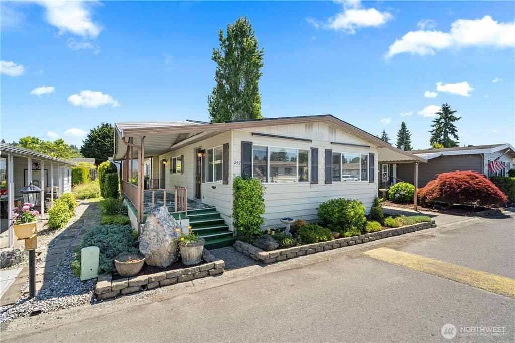 Photo of 1402 22ND Street NE #252, Auburn, WA 98002 (MLS # 2540122)