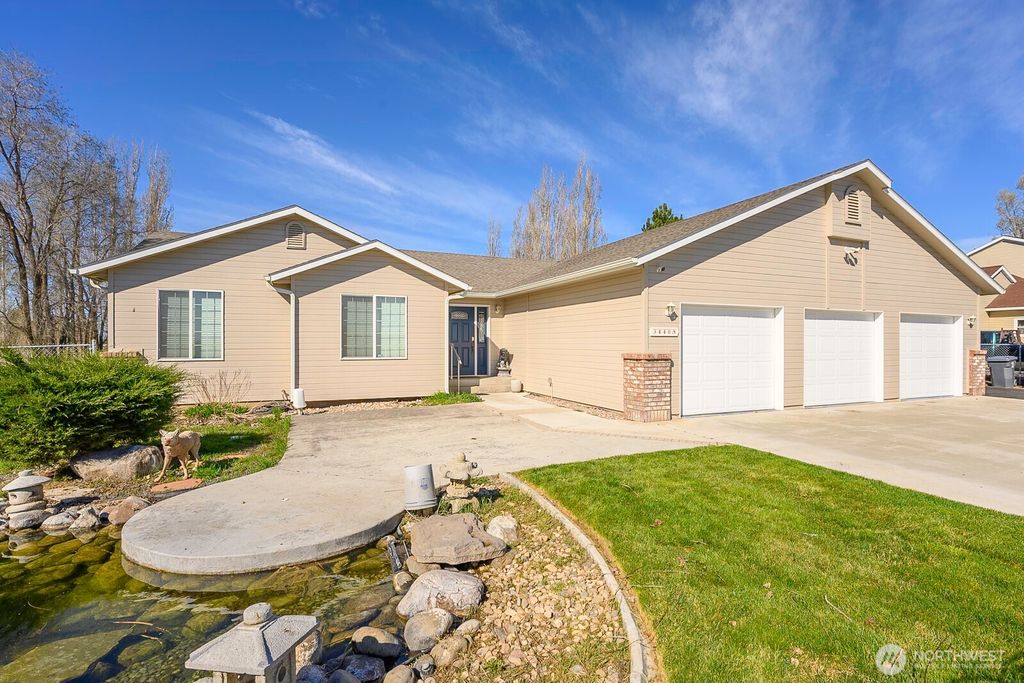 Photo of 3440 Westshore Drive NE, Moses Lake, WA 98837 (MLS # 2498625)