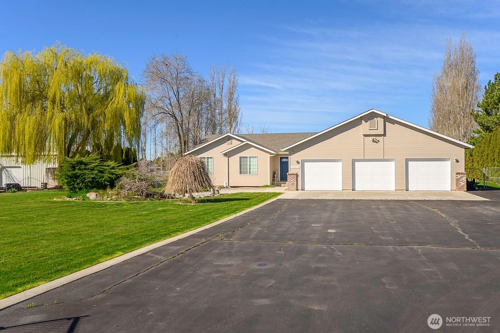 Photo of 3440 Westshore Drive NE, Moses Lake, WA 98837 (MLS # 2498625)