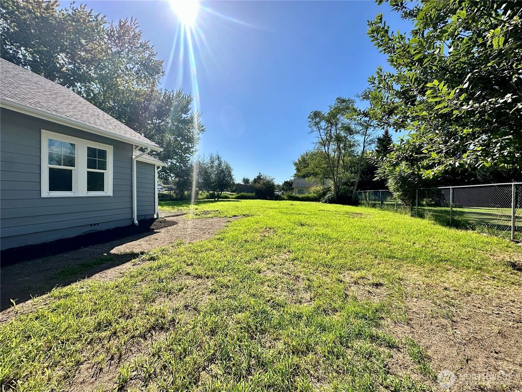 Photo of 438 2nd Avenue S, Algona, WA 98001 (MLS # 2433834)