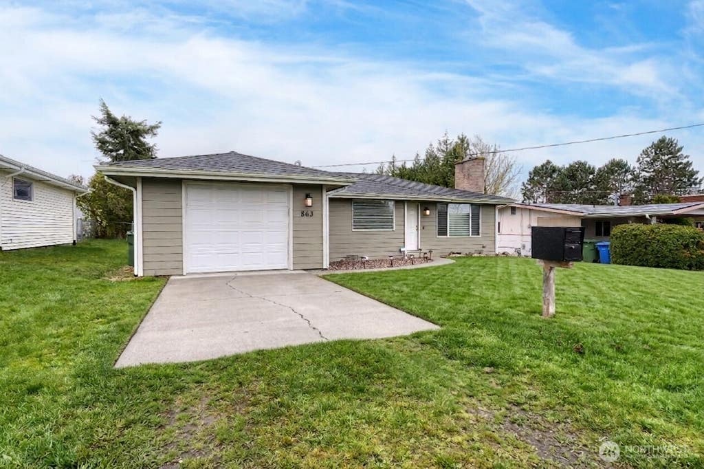 Photo of 863 SE 6TH Avenue, Oak Harbor, WA 98277 (MLS # 2569313)