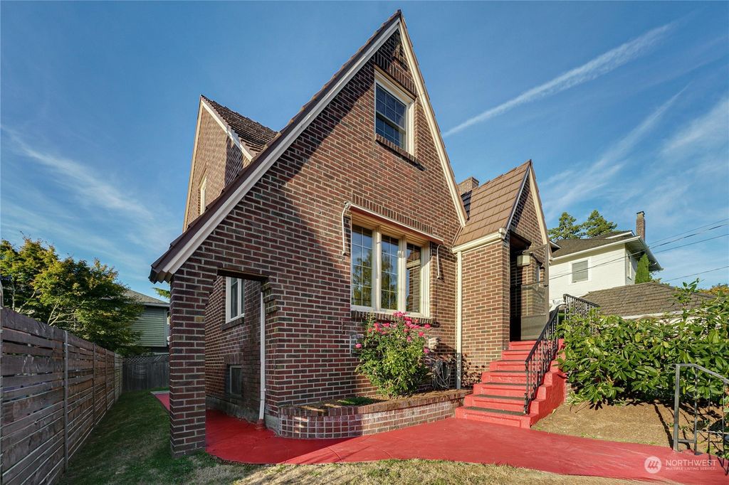 Photo of 3306 E Pine Street St, Seattle, WA 98122 (MLS # 2289900)