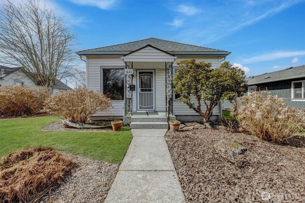 Photo of 1622 Rainier Avenue, Everett, WA 98201 (MLS # 2343570)