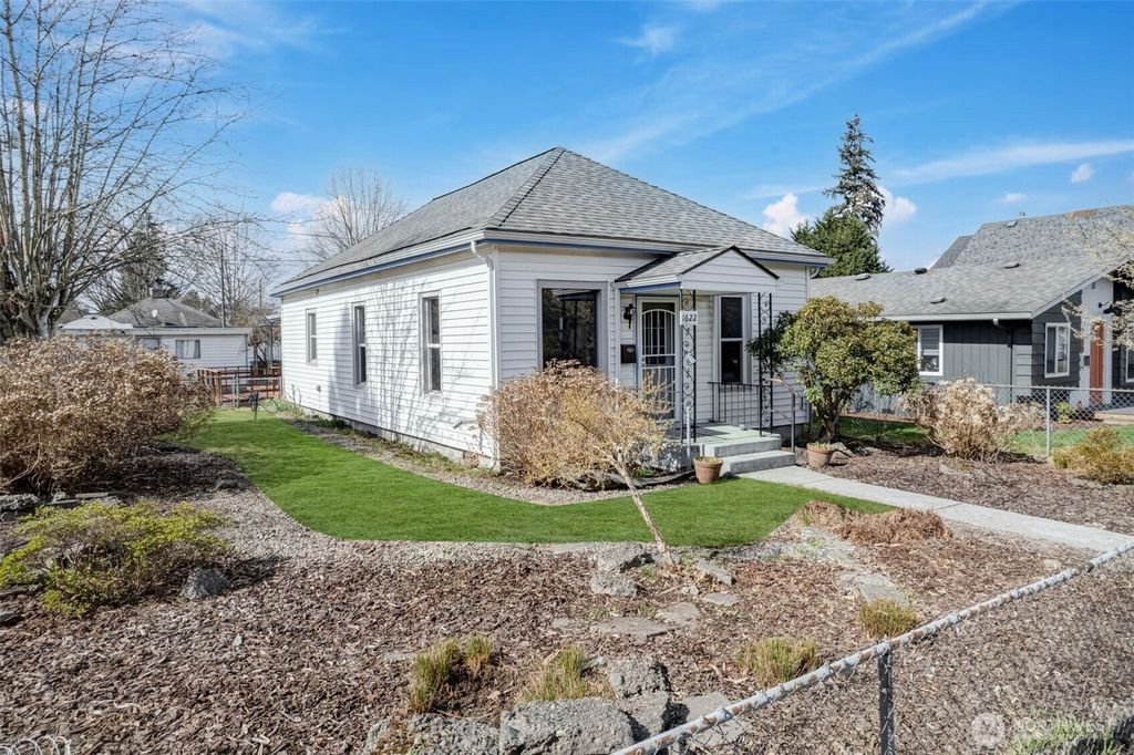 Photo of 1622 Rainier Avenue, Everett, WA 98201 (MLS # 2343570)
