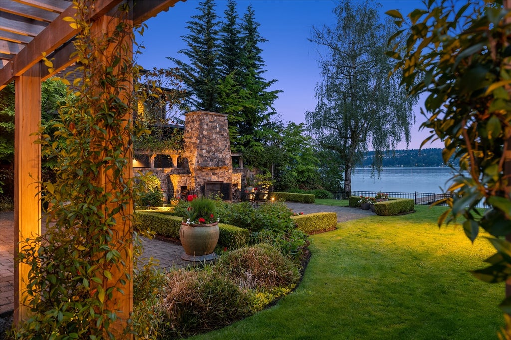 Photo of 185 E Lake Sammamish Pkwy SE PKWY, Sammamish, WA 98074 (MLS # 2599449)