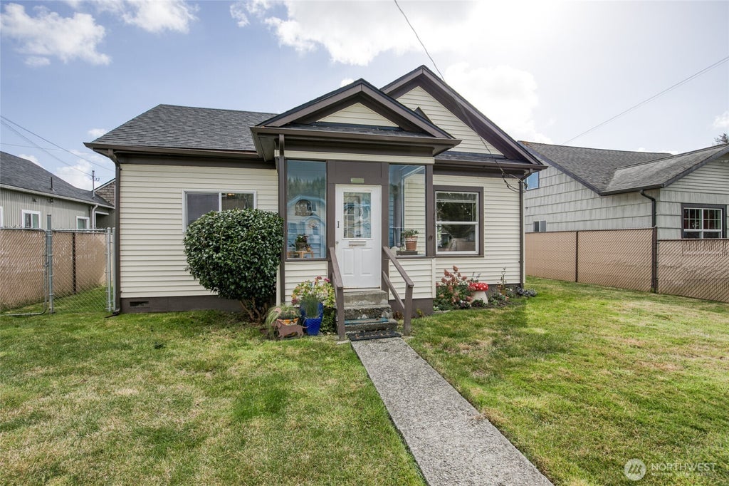 Photo of 2832 Pacific Avenue, Hoquiam, WA 98550 (MLS # 2588433)