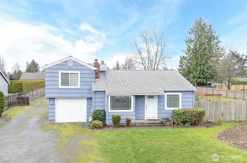 Photo of 407 18th Street SW, Puyallup, WA 98371 (MLS # 2462848)