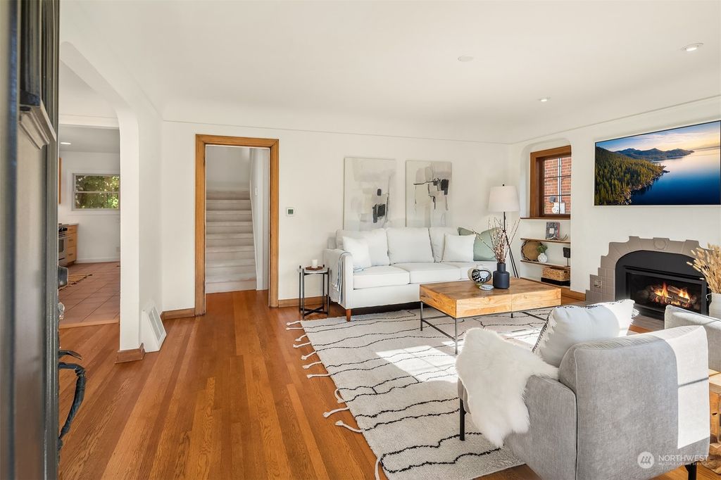 Photo of 2506 Nob Hill Avenue N, Seattle, WA 98109 (MLS # 2145265)