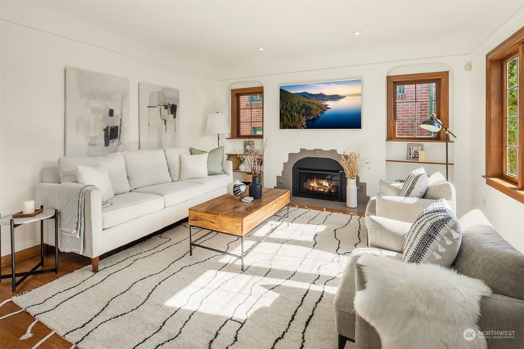 Photo of 2506 Nob Hill Avenue N, Seattle, WA 98109 (MLS # 2145265)