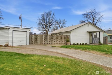 Photo of 2707 W 6th Place, Kennewick, WA 99336 (MLS # 2491206)