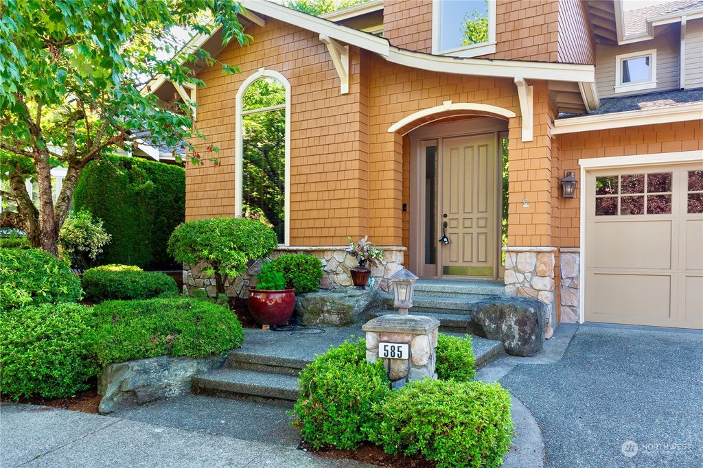 Photo of 585 Saddleback Loop Way NW, Issaquah, WA 98027 (MLS # 2266229)