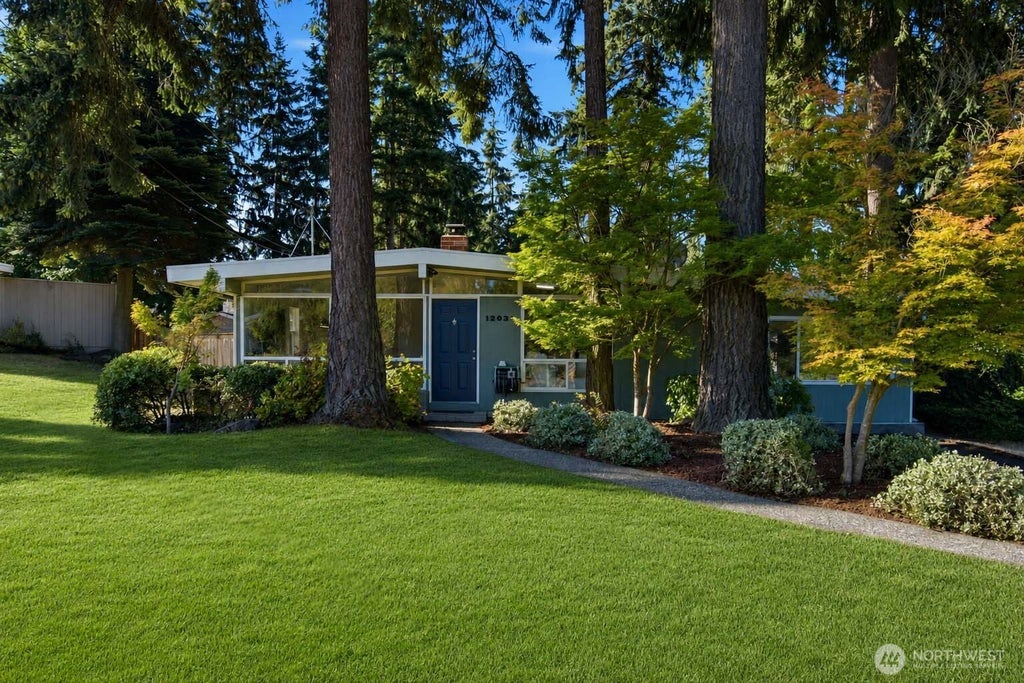 Photo of 12039 SE 42nd St ST, Bellevue, WA 98006 (MLS # 2563243)