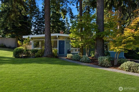 Photo of 12039 SE 42nd St ST, Bellevue, WA 98006 (MLS # 2563243)