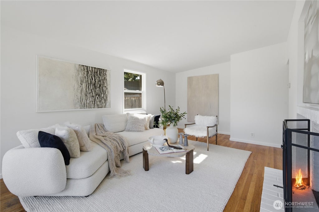 Photo of 12039 SE 42nd St ST, Bellevue, WA 98006 (MLS # 2563243)