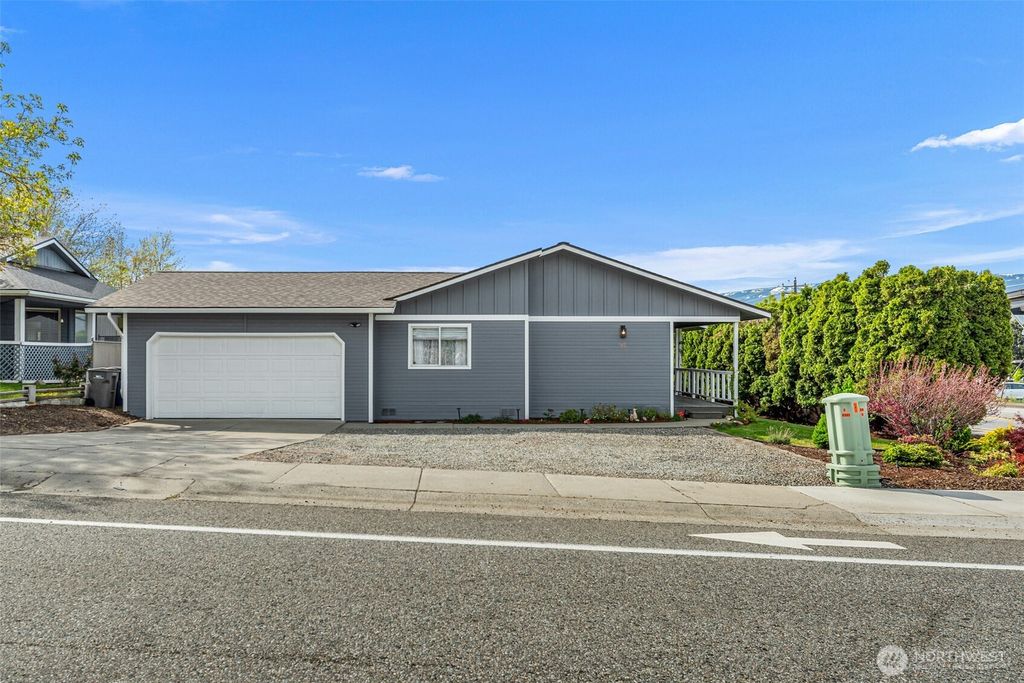 Photo of 600 10th Street NE, East Wenatchee, WA 98802 (MLS # 2510783)