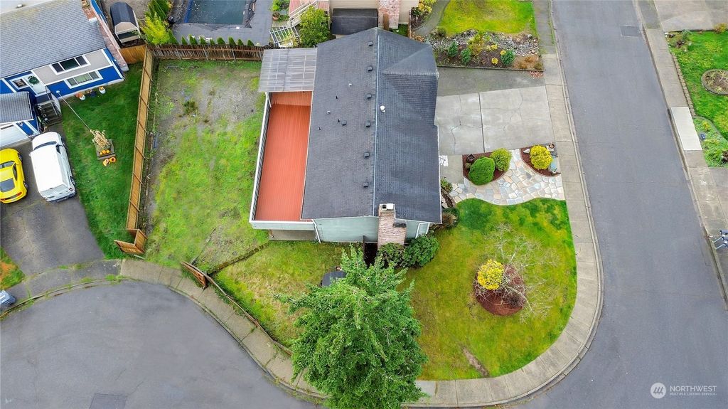 Photo of 1327 S 275th Place, Des Moines, WA 98198 (MLS # 2313653)