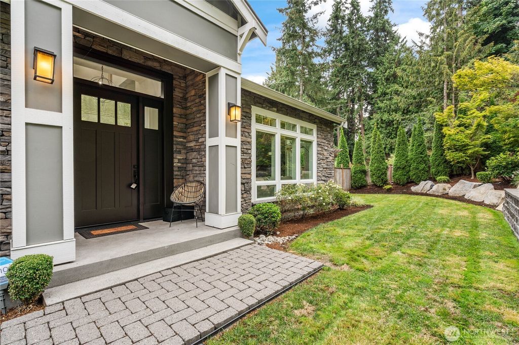 Photo of 9942 SE 39th St St, Mercer Island, WA 98040 (MLS # 2438401)