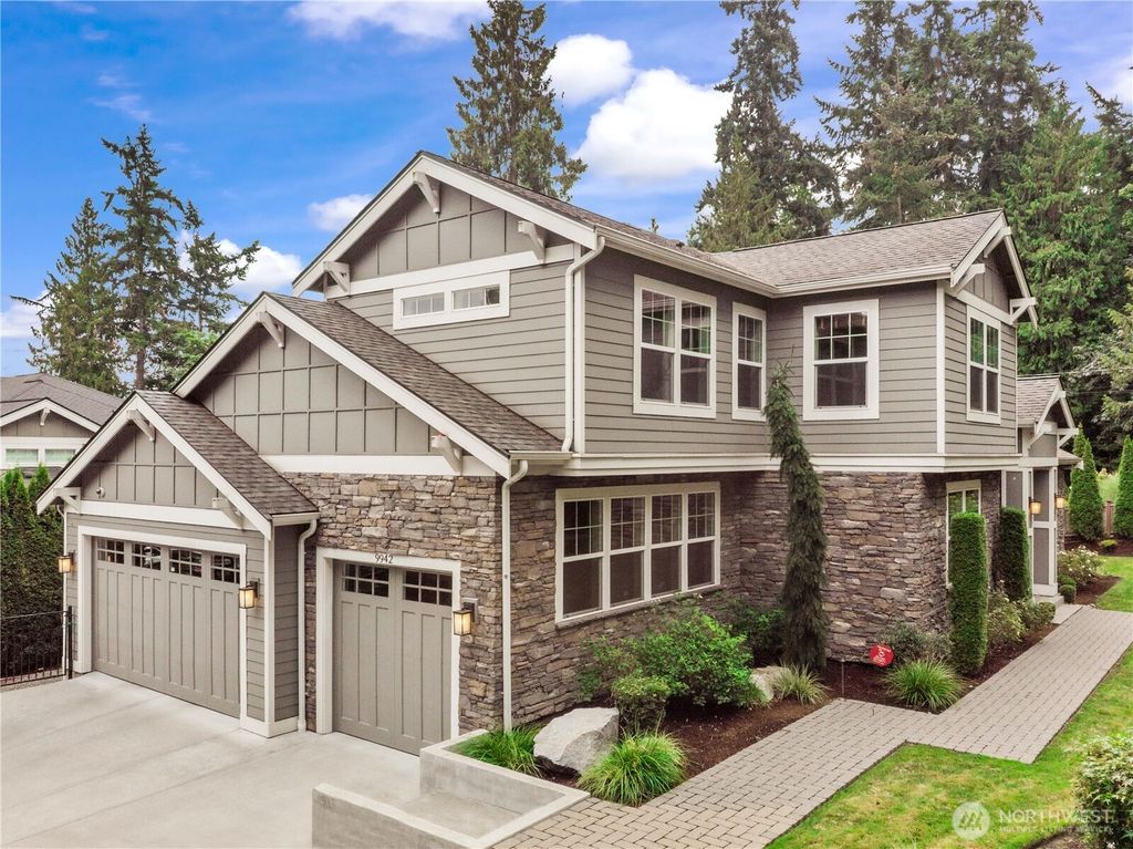 Photo of 9942 SE 39th St St, Mercer Island, WA 98040 (MLS # 2438401)