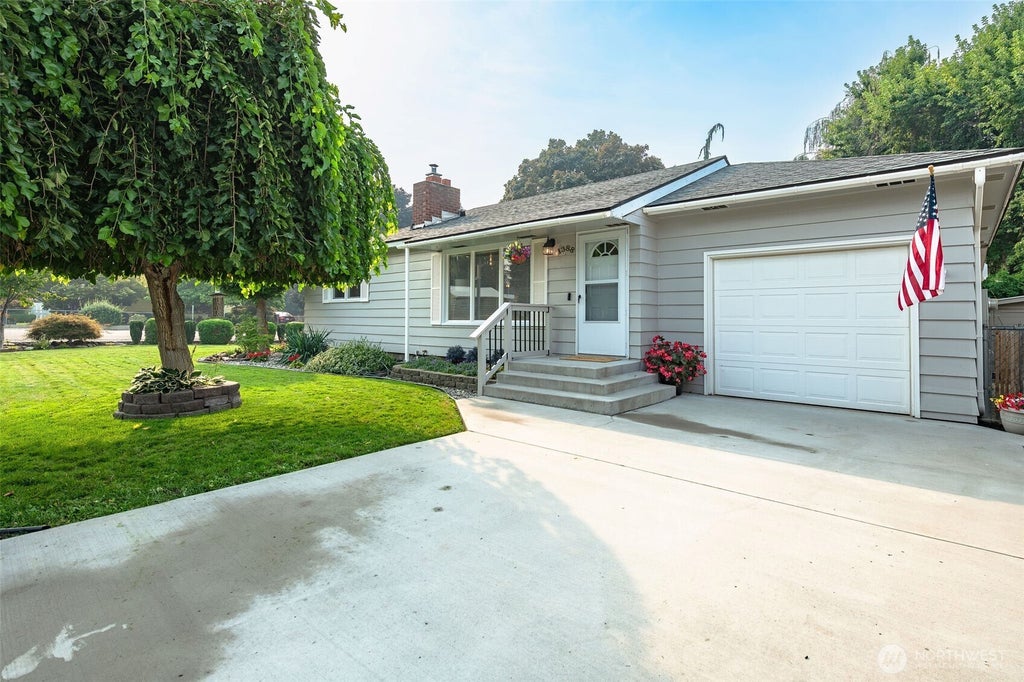 Photo of 1388 Tedford Street SE, East Wenatchee, WA 98802 (MLS # 2574010)