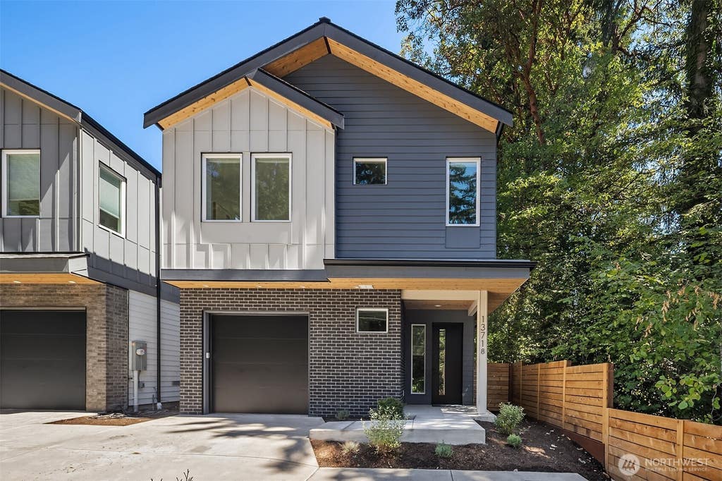 Photo of 13718 84th Avenue NE, Kirkland, WA 98034 (MLS # 2563591)