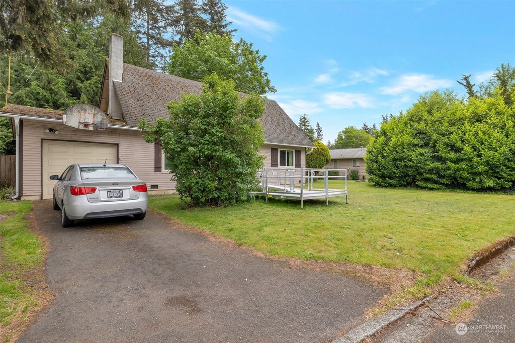 Photo of 14044 145th Avenue SE, Renton, WA 98059 (MLS # 2289369)