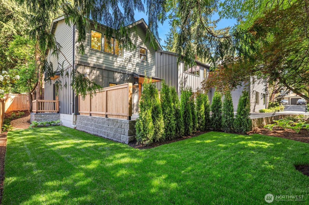 Photo of 12414 NE 72nd Street, Kirkland, WA 98033 (MLS # 2555954)